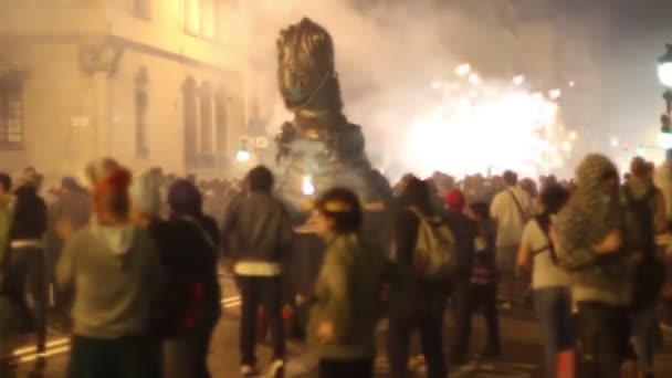 Drukte in de straat of de brand uitvoert, "correfoc", barcelona Spanje — Stockvideo