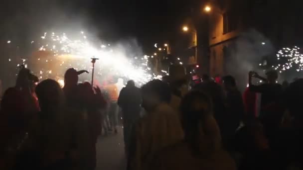 Tłumy w ulicy lub ogień uruchomić, "correfoc", barcelona, Hiszpania — Wideo stockowe