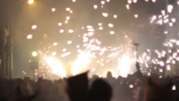 群集は通りまたは火で実行すると、"correfoc"バルセロナ スペイン — ストック動画