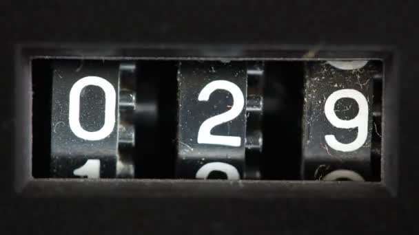 Primer plano de un contador de número de reproductor de cinta de cassette — Vídeos de Stock