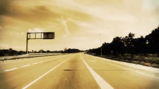 Zeitraffer-Aufnahme aus einem fahrenden Auto mit eingeklemmter Kamera auf dem Dach — Stockvideo