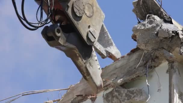 Una grúa derribando un edificio, pareciéndose un poco a un dinosaurio comiendo ! — Vídeo de stock