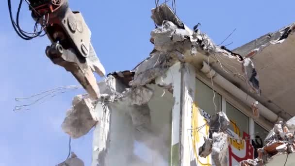 Una grúa derribando un edificio, pareciéndose un poco a un dinosaurio comiendo ! — Vídeo de stock