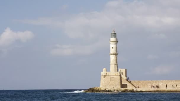 Timelapse d'une scène côtière avec phare en béton, îles grecques 