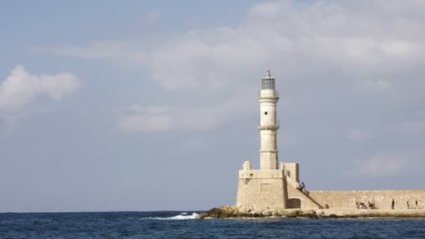 Timelapse de una escena costera con faro en creta, islas griegas — Vídeo de stock