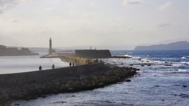 Zeitraffer einer Küstenszene mit Leuchtturm in Beton, griechische Inseln — Stockvideo