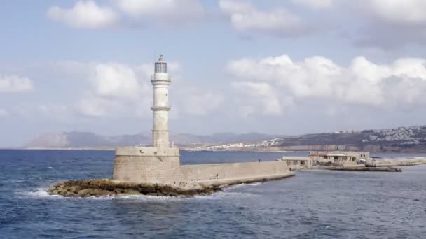 Timelapse d'une scène côtière avec phare en béton, îles grecques — Video