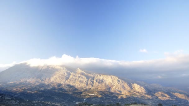 Bewegende wolken boven de bergen in crete, Griekenland — Stockvideo