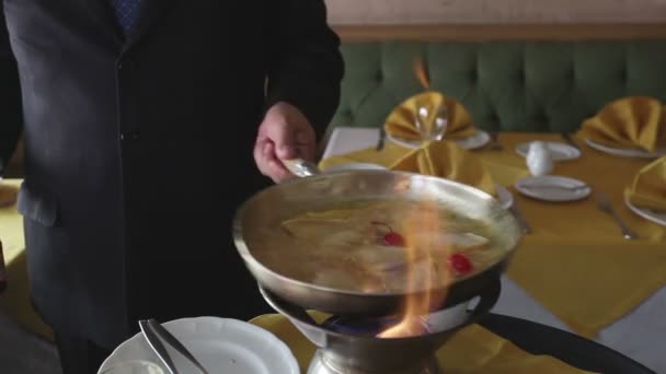 Close-ups van een chef-kok voorbereiding crêpe suzette in een restaurant — Stockvideo