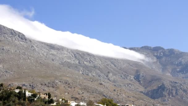 Μετακίνηση σύννεφα πέρα από τα βουνά της Κρήτης, Ελλάδα — Αρχείο Βίντεο