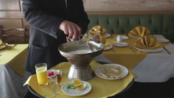 Primeros planos de un chef preparando crepe suzette en un restaurante — Vídeos de Stock