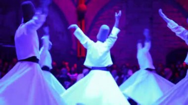 Tasavvuf Derviş dansçılar sema töreni sırasında vurdu