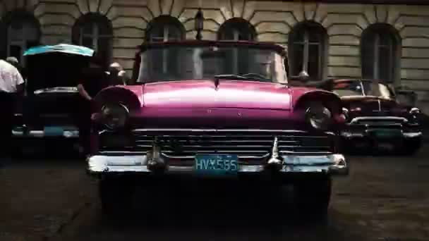 Serin bir sıra--dan farklı klasik otomobil yapılan — Stok video