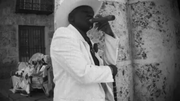 Un hombre cubano se exhibe para la cámara con un cigarro gigante — Vídeo de stock