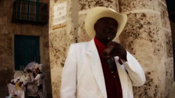 Een Cubaanse man pronkt voor de camera met een gigantische sigaar — Stockvideo