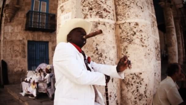 Кубинский человек хвастается перед камерой гигантской сигарой — стоковое видео
