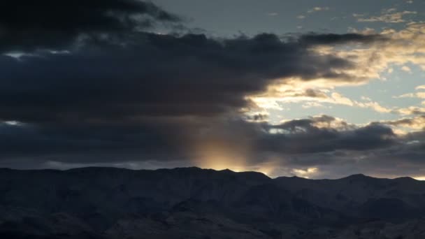 Weergave van een bergketen in death valley — Stockvideo