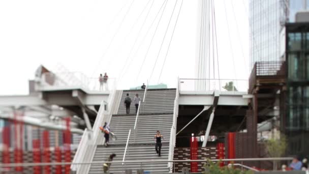 Monter et descendre un pont à pied à Denver, colorado — Video