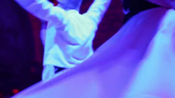 Girato durante una cerimonia di sema, di ballerini sufi dervischi — Video Stock