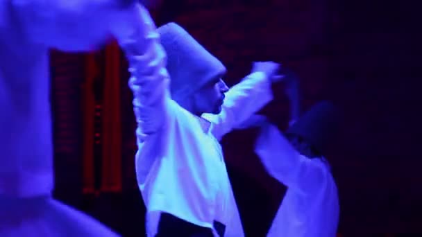 Выстрел во время полуцеремонии, суфийских танцоров дервиш — стоковое видео