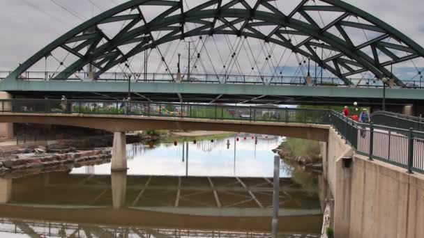 Pohled na most pro pěší a vozidla most ve vzdělání a zkušeností, denver, colorado — Stock video