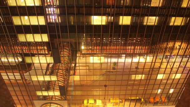 Reflektion av en gatubilden i glaset i en byggnad denver, colorado — Stockvideo