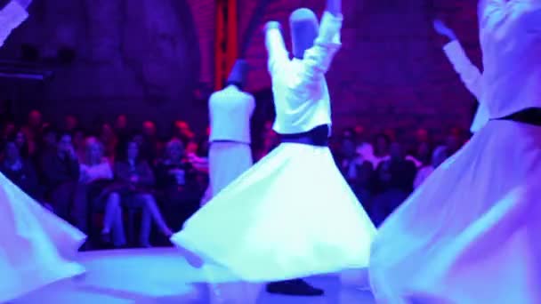 Girato durante una cerimonia di sema, di ballerini sufi dervischi — Video Stock