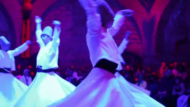 Geschoten tijdens een ceremonie sema van soefi derwisj dansers — Stockvideo