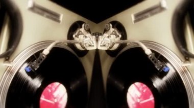 dj turntable üzerinde tava