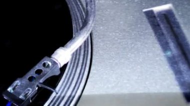 dj turntable üzerinde tava