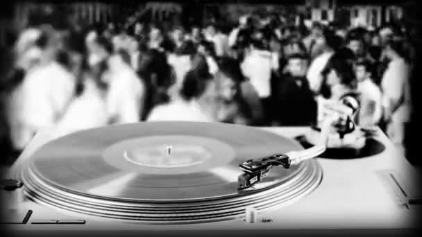rekordní DJ gramofon s rozmazané taneční davu v pozadí