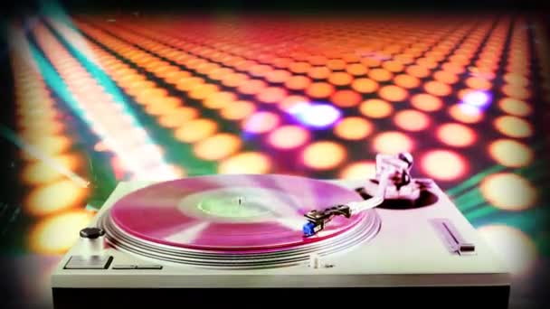 DJ Plattenspieler mit verschwommener Disco-Szene im Hintergrund — Stockvideo