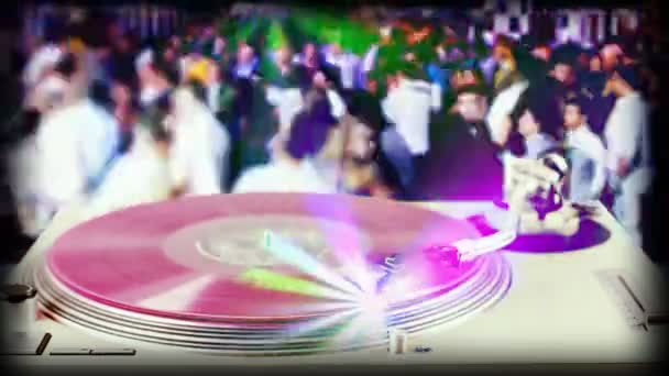 Dj record turntable with blurred dance crowd in background — Stock Video