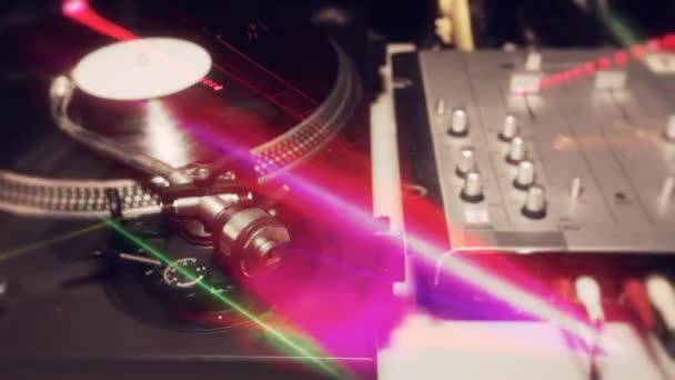 Dj turntable soyut ışık desenleri yerleştirilmiştir ile arasında pan — Stok video