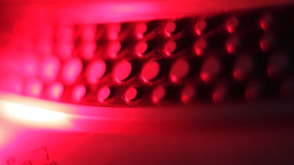 Gros plan des anneaux sur un plateau tournant, en tournant 