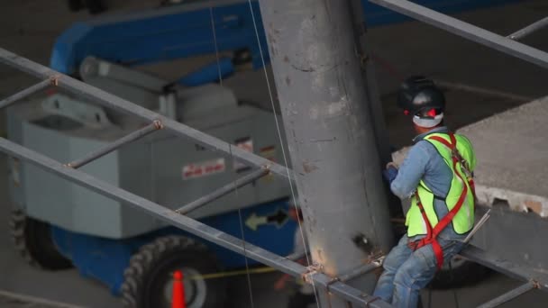 Robotnik budowlany na metalowe rusztowanie budynku — Wideo stockowe