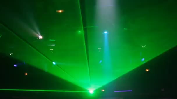 Funky glitterball γυρίζοντας με τα πρότυπα του φωτός — Αρχείο Βίντεο
