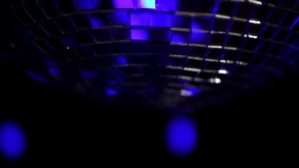 Ein flippiger Discoball, der sich dreht und Licht reflektiert — Stockvideo