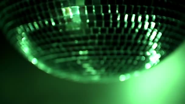 Funky discoball spřádání a odrážející světlo — Stock video