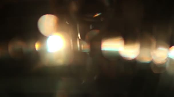 Una discoball funky girando y reflejando la luz — Vídeos de Stock