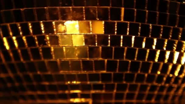 Una discoball funky girando y reflejando la luz — Vídeo de stock