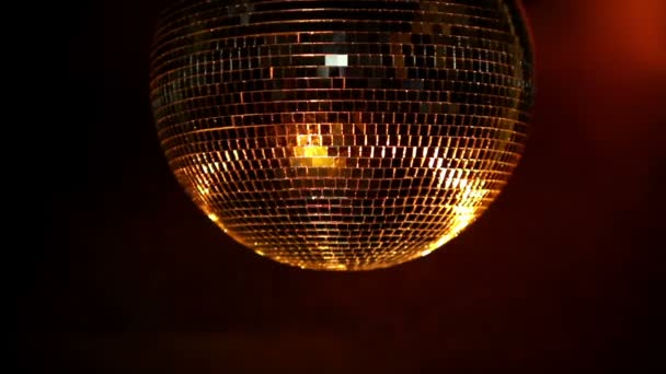 Uma discoball funky girando e refletindo a luz — Vídeo de Stock