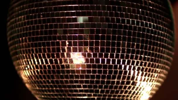 Ein flippiger Discoball, der sich dreht und Licht reflektiert — Stockvideo