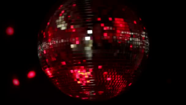 A funky discoball spinning, és fényvisszaverő fény — Stock videók