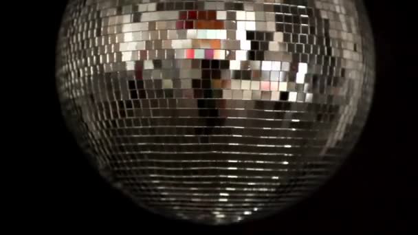 En funky discoball spinning och reflekterande ljus — Stockvideo