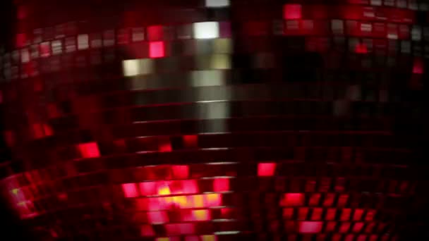 Ein flippiger Discoball, der sich dreht und Licht reflektiert — Stockvideo