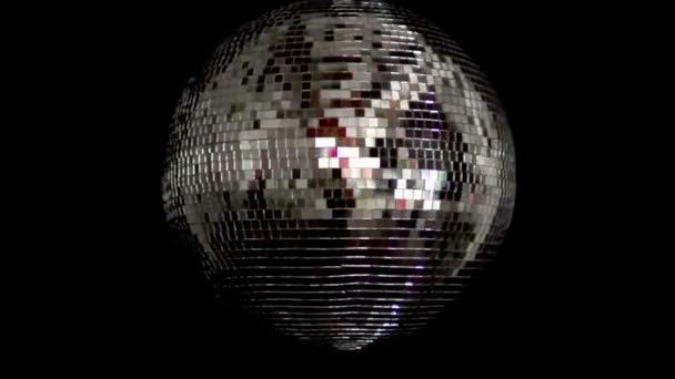 En funky discoball spinning och reflekterande ljus — Stockvideo