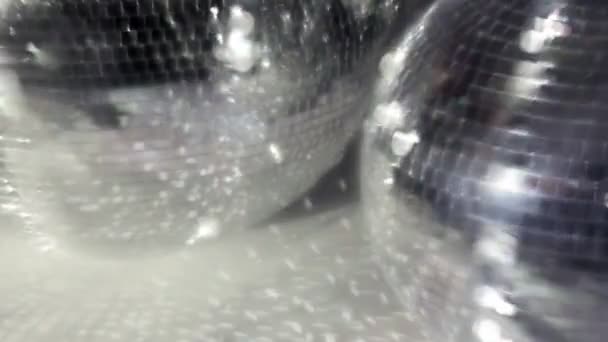 Funky Glitterball girando con patrones de luz — Vídeo de stock