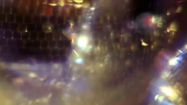 Funky glitterball spinnen met patronen van licht — Stockvideo