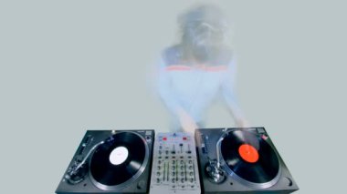 Cool kadın dj pikaplar arkasında